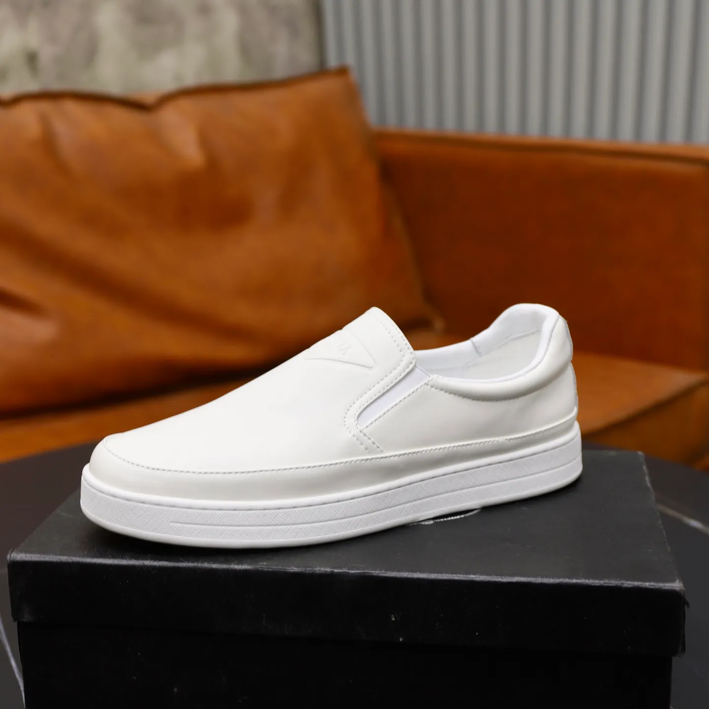 Ex-factory price: 420💰🙅‍♂️🙅‍♂️🙅‍♂️ Brand: PRADA Standard code: 38-44 (45 customized) Grade: Same as the official website Material: Original leather splicing, comfortable and breathable lining, original wear-resistant outsole Style category: Men's fashionable casual shoes, running shoes, noble luxury brand elements, top luxury Color: actual picture color